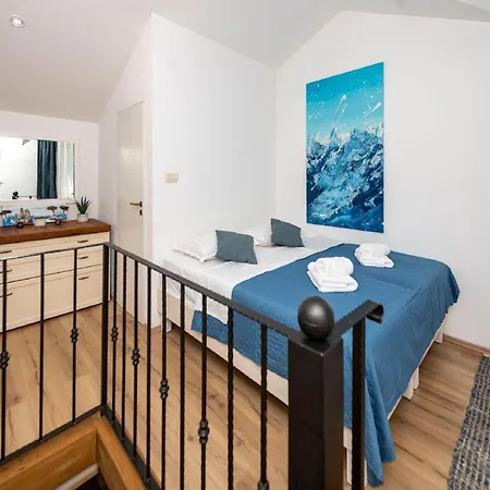 Stone House Lola - Two Bedroom Grabovac (Split-Dalmatia)